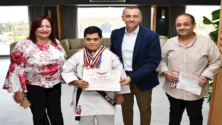 "المركز الأول جمهوريًا".. محافظ أسوان يكرم بطل الكاراتيه كيرلس ويصا