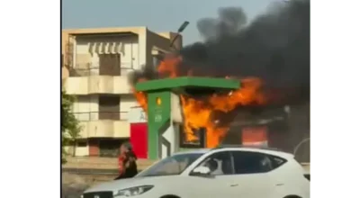 بالصور.. ألسنة اللهب تلتهم ماكينة ATM أمام جامعة بنها