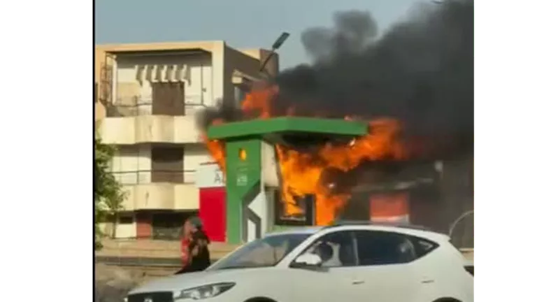 بالصور.. ألسنة اللهب تلتهم ماكينة ATM أمام جامعة بنها