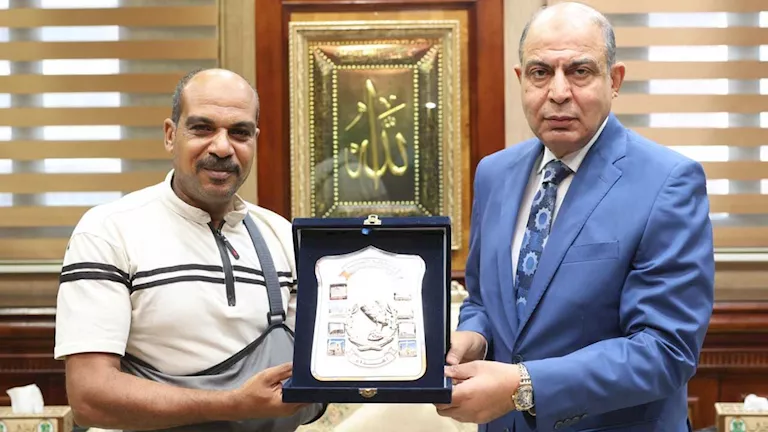 تفاصيل تكريم محافظ المنيا لموظف بالسكة الحديد