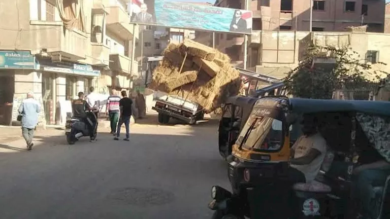 تفاصيل سقوط بوابة معدنية أعلى كوبري الباجور بالمنوفية