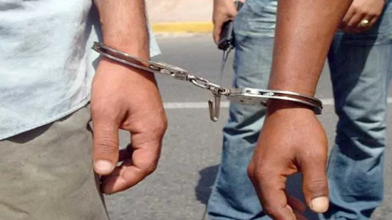حبس نجل رجل أعمال شهير في اتهامه بحيازة بندقية آلية