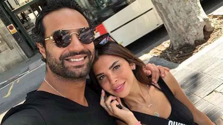 حقيقة تورط كريم فهمي وزوجته في انفصال شقيقه عن هنا الزاهد