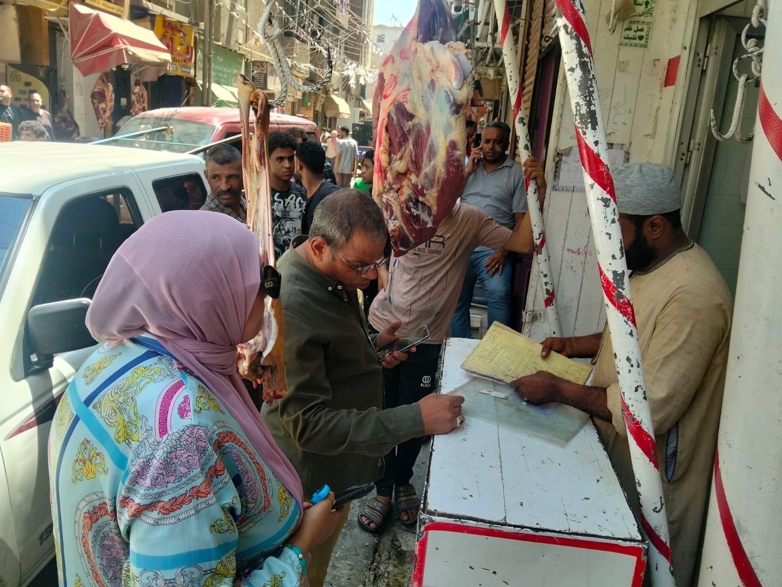 استهدفت النميس والوليدية وشارع رياض.. محافظ أسيوط يشدد على تطبيق القانون واستمرار حملات رفع الإشغالات بحي شرق | ضي النهار حملات مكثفة لرفع الإشغالات والتعديات بحي شرق واستعادة الانضباط بالشوارع والميادين 12