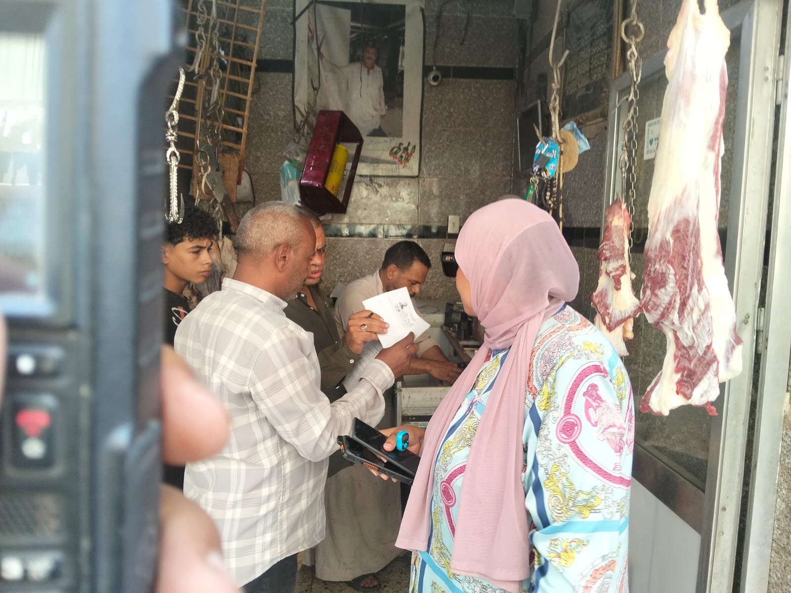 استهدفت النميس والوليدية وشارع رياض.. محافظ أسيوط يشدد على تطبيق القانون واستمرار حملات رفع الإشغالات بحي شرق | ضي النهار حملات مكثفة لرفع الإشغالات والتعديات بحي شرق واستعادة الانضباط بالشوارع والميادين 4