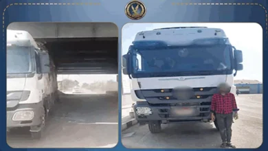 حمولة زائدة وبدون رخصة.. ضبط سائق نقل اصطدم بكوبري في المنوفية