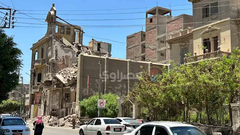 حواجز حديدية لا تكفي.. استغاثات لإزالة بقايا عقار منهار وسط المنيا