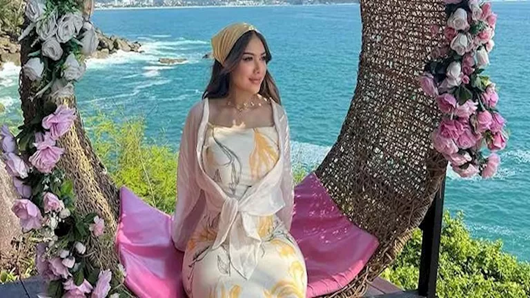 ستوري نجوم كرة القدم.. زوجة النني الثانية برفقة ابنها وزيزو في المران