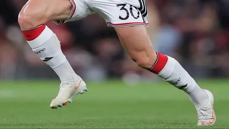 سر واقيات الساق الصغيرة للاعبي الدوري الإنجليزي