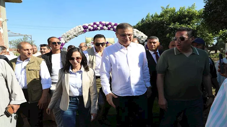 صور.. وزير الزراعة يحصد الذرة مع مزارعي البحيرة
