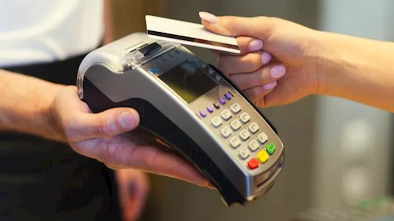 ضبط صاحب محل استولى على ماكينة دفع إلكترونية بالبحيرة