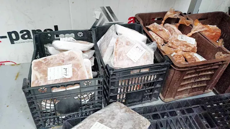 ضبط طن ونصف لحوم ودواجن فاسدة داخل مطعم بالإسكندرية
