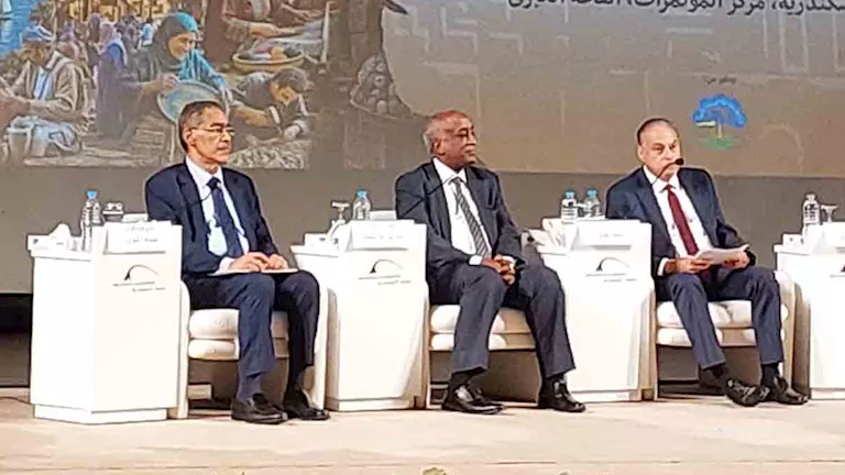 ضياء رشوان: السوشيال ميديا خطر يهدد انتماء الشباب ويصنع آمالًا زائفة