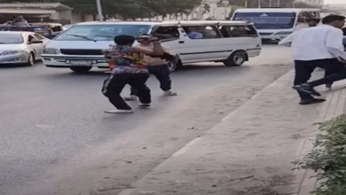عراة وبأيديهم الأسلحة".. فيديو معركة شارع الهرم يشعل مواقع التواصل