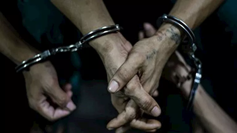 فتاة تستدرج الضحايا ومسجل خطر يقتحم مساكنهم.. سقوط عصابة حلوان