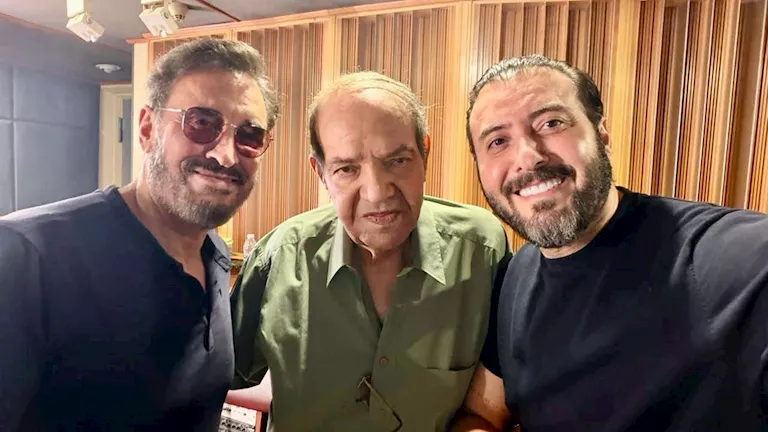 كاظم الساهر يغني من كلمات الراحل مرسي جميل عزيز ويلتقي نجله- صورة