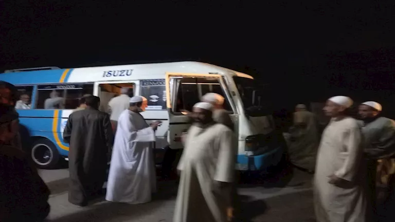 لافتة ورسالة تعزية.. أهالي كمشيش يزورون أسرة ضحية جريمة المنوفية