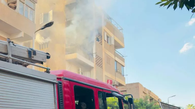 ماس كهربائي في فيشة ثلاجة يشعل النيران داخل عقار بمدينة الموظفين