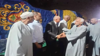 محافظ الأقصر يواسي أسر 6 ضحايا في حادث معمل المخللات بأرمنت (صور)