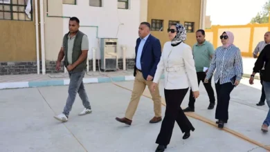 محافظ الوادي الجديد تتفقد مدارس الخارجة وتوجه بتوفير مظلات للطلاب