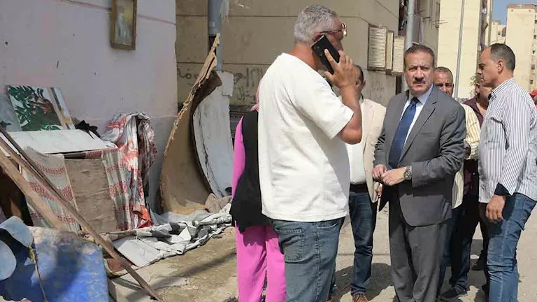 محافظ بورسعيد يأمر بالتحفظ على "نباش قمامة" ومصادرة معداته