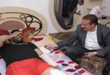 محافظ بورسعيد يزور أسرة مصابة في حادث سير بعد استغاثتهم