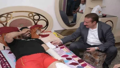 محافظ بورسعيد يزور أسرة مصابة في حادث سير بعد استغاثتهم