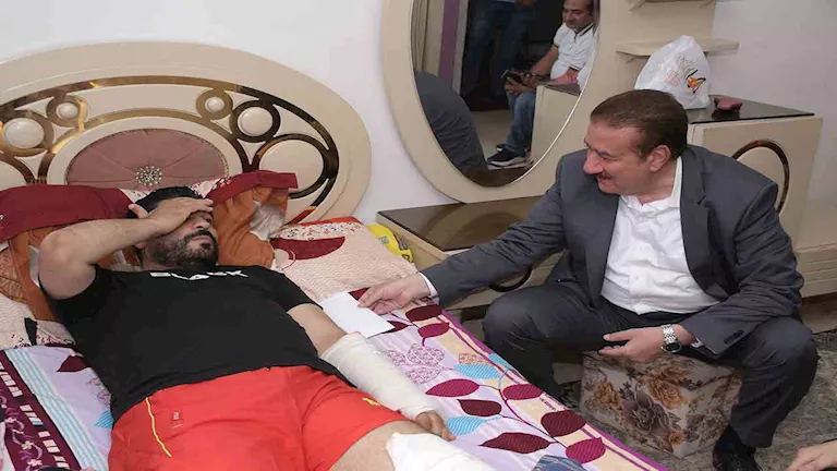 محافظ بورسعيد يزور أسرة مصابة في حادث سير بعد استغاثتهم