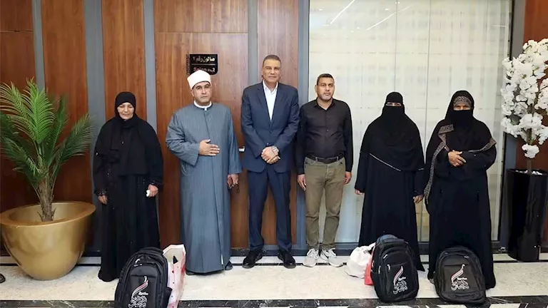 محافظ جنوب سيناء يلتقي 3 مواطنات مستحقات للعمرة