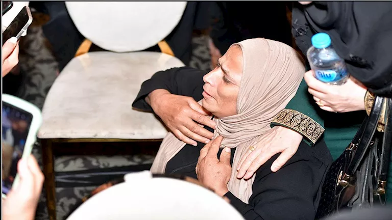 مشهد إنساني لسيدة سجدت شكراً بعد فوزها بقرعة الحج بالدقهلية