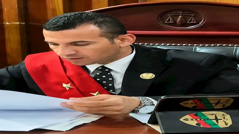"مصطفى" بملابس الحبس.. أول ظهور لـ"القاضي المزيف" أمام المحكمة