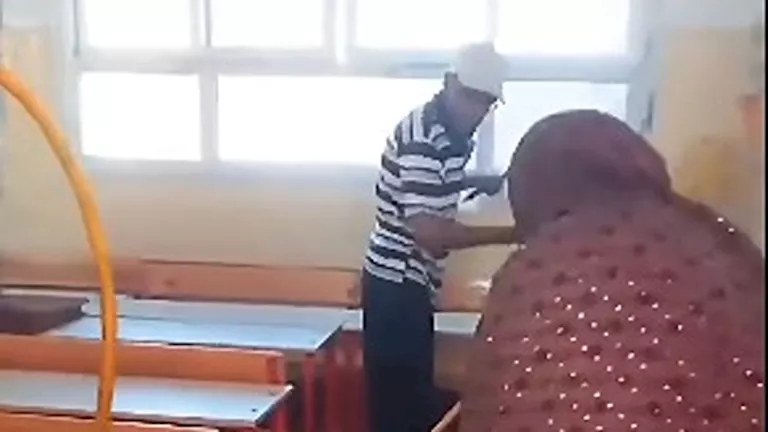 معلم ينظف مدرسته قبل خروجه للمعاش بـ10 أيام