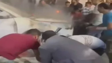 نائب برلماني يشارك في إنقاذ أسرة داخل سيارة اشتعلت بمدخل دمنهور