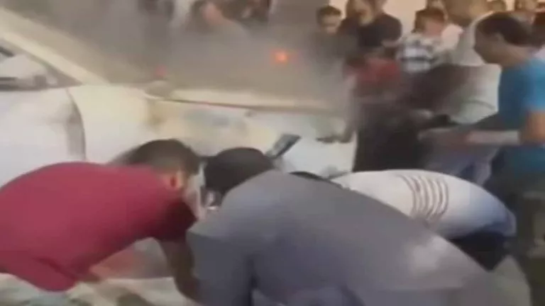 نائب برلماني يشارك في إنقاذ أسرة داخل سيارة اشتعلت بمدخل دمنهور | ضي النهار نائب برلماني يشارك في إنقاذ أسرة داخل سيارة اشتعلت بمدخل دمنهور