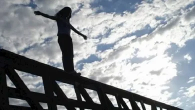 "هرمي نفسي".. شاب يهدد بالانتحار من السادس بالشيخ زايد والشرطة تتدخل