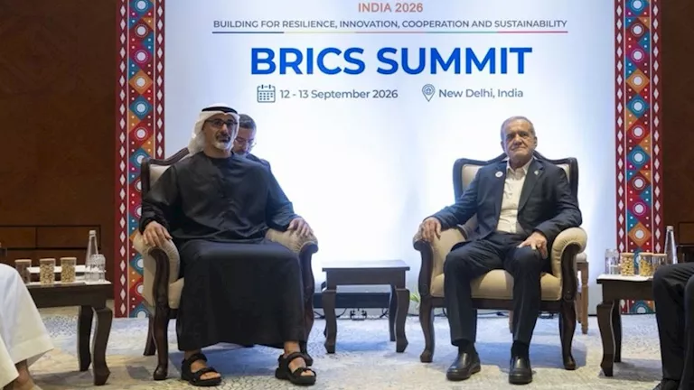 ولي عهد أبوظبي يلتقي الرئيس الإيراني على هامش قمة بريكس