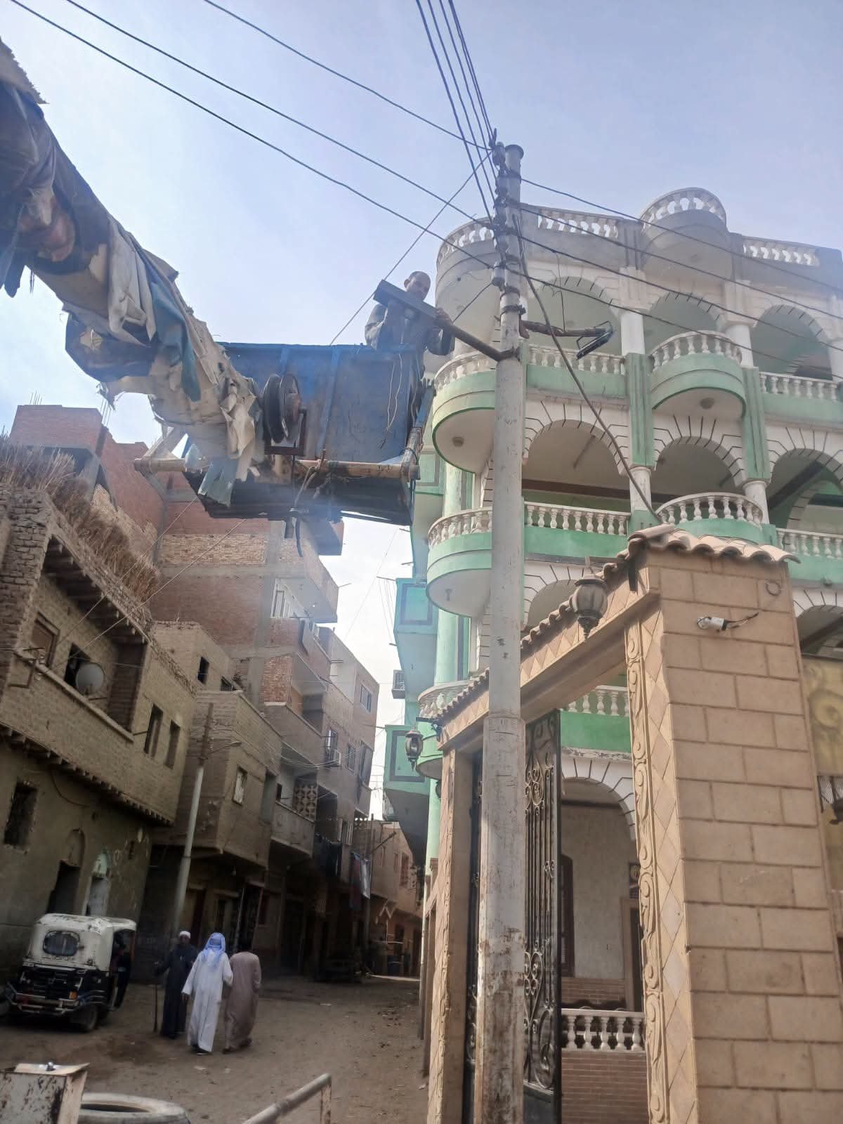 استمرار أعمال صيانة ورفع كفاءة منظومة الإنارة العامة بقرية المنشأة الكبرى بالقوصية لتحسين الخدمات والحفاظ على سلامة المواطنين | ضي النهار FB IMG 1793268793570