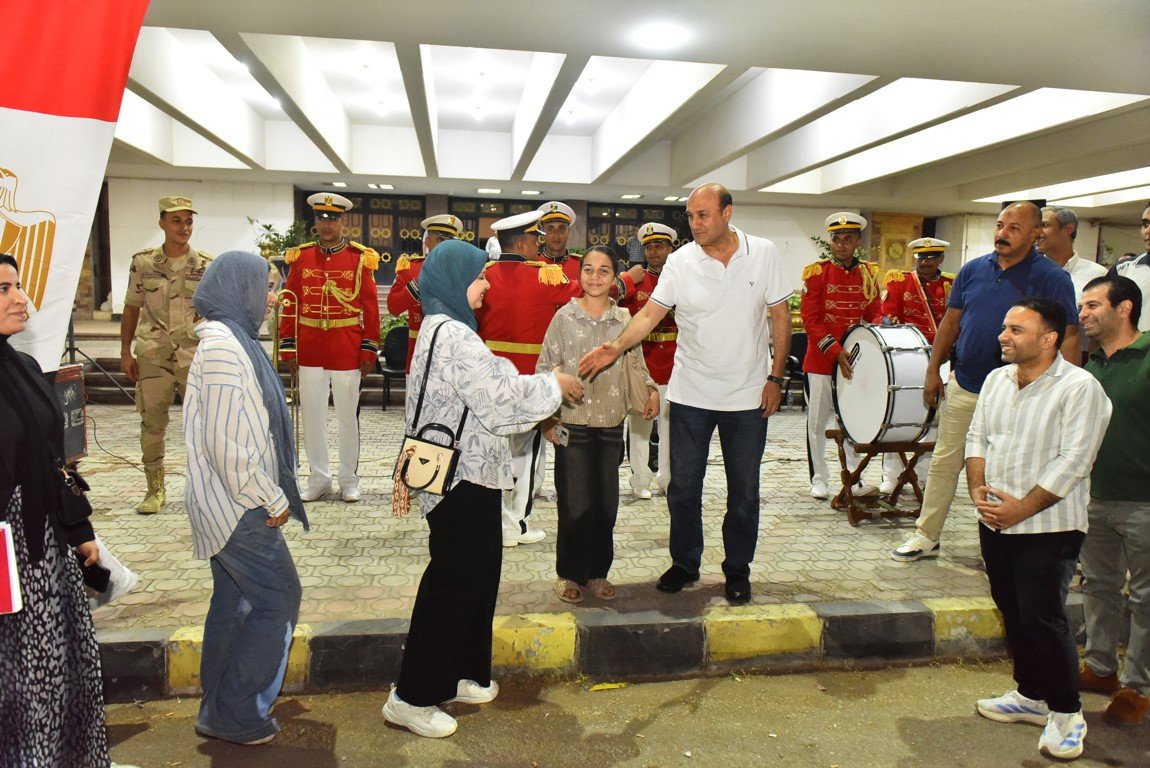 بالفيديو والصور .. محافظة أسيوط تنظم أجواءً وطنية بمحيط الديوان العام احتفالًا بذكرى نصر أكتوبر بمشاركة الموسيقى العسكرية | ضي النهار Picture9