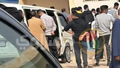 أهالي ضحايا حادث الطريق الأوسطي ينتظرون استلام الجثامين أمام مستشفى أك