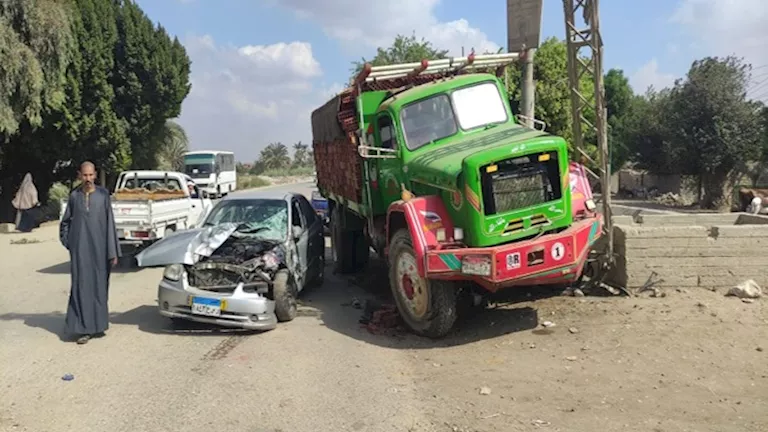 إصابة 5 أشخاص في تصادم سيارة نقل وأخرى ملاكي بطريق الصف جنوب الجيزة | ضي النهار إصابة 5 أشخاص في تصادم سيارة نقل وأخرى ملاكي بطريق الصف جنوب الجيزة