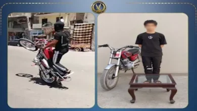 استعراض في شوارع الزقازيق.. دراجة بلا لوحات وقائد لا يحمل رخصة قيادة