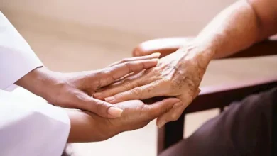 الإفتاء توضح حكم استئجار سيدة لرعاية امرأة بمقابل مالي