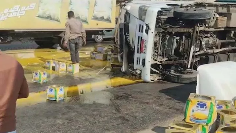 السمن غطّى الأسفلت.. ماذا حدث لسيارة نقل أمام موقف دمنهور؟ (فيديو وصور