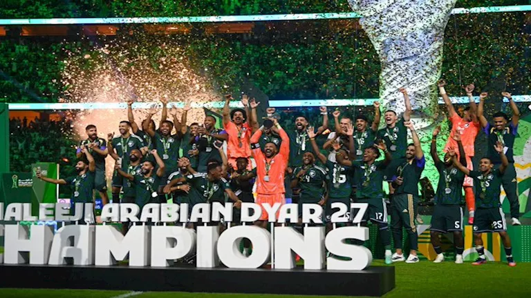 بالصور.. لاعبو السعودية يحتفلون بالتتويج بكأس خليجي 27 | ضي النهار بالصور.. لاعبو السعودية يحتفلون بالتتويج بكأس خليجي 27