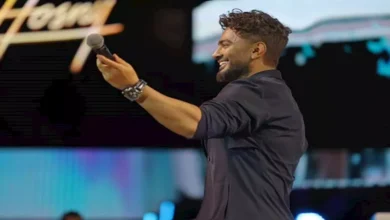 بالفيديو.. تامر حسني يشارك عروسين فرحتهما على المسرح في أبو ظبي