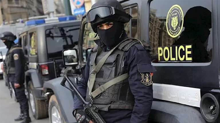 حقيقة انتحال شخص صفة مستشار والتعدي على منزل طالب بالفيوم