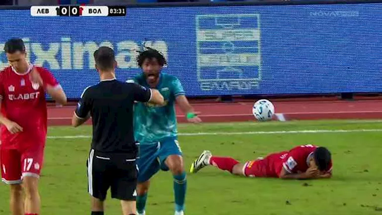 طرد محمد النني في ظهوره الأول مع لفادياكوس بالدوري اليوناني
