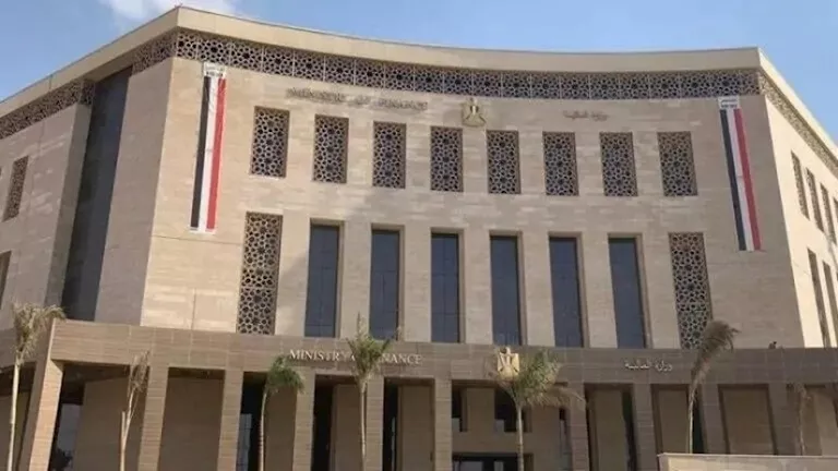 عجز موازنة مصر يتقلص إلى 1.3% من الناتج المحلي الإجمالي خلال أول شهرين