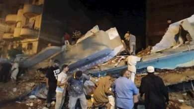 قوات الإنقاذ تواصل رفع أنقاض عقار بيلا بكفر الشيخ