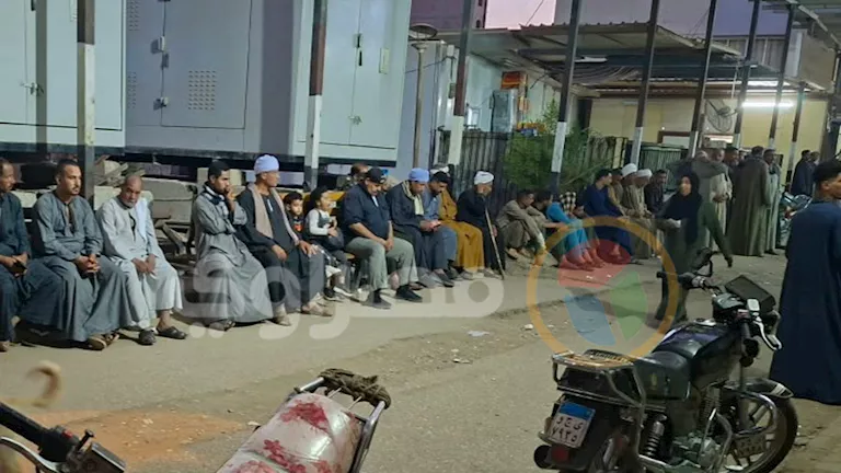 لحظات انتظار جثامين شقيقات الفيما بمستشفى الإيمان بأسيوط تمهيداً لتشيي